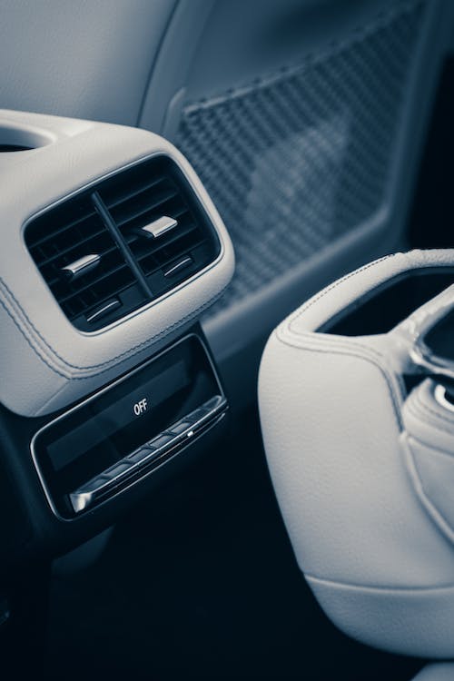 Nawiewy klimatyzacji samochodu
